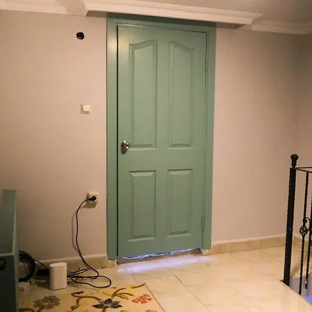 Private In Dublex House, Central Location Apartment