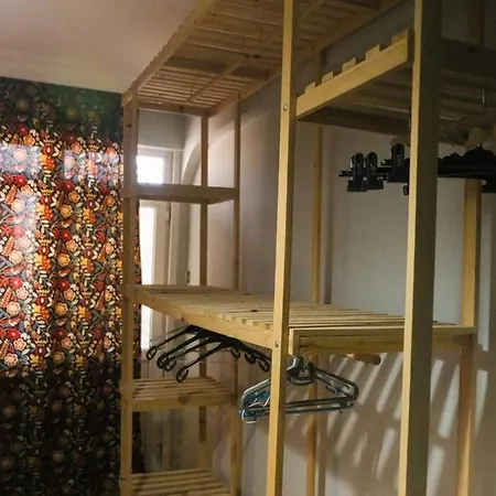 Private In Dublex House, Central Location شقة